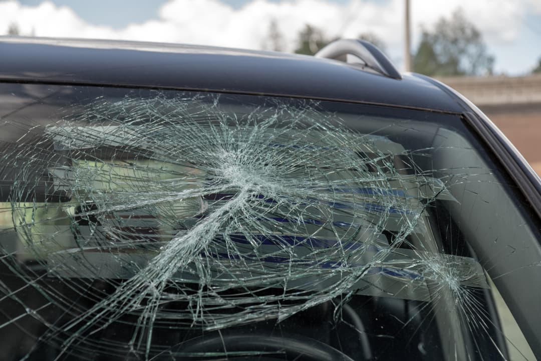 Poškodovano vetrobransko steklo na avtomobilu